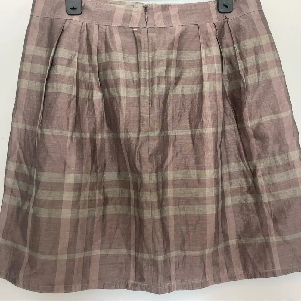 New w/out tags. Authentic Burberry mid-line skirt. Silk and cotton. Signature. - Picture 3 of 8